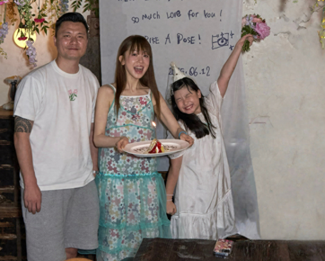 开云娱乐-郜林一家近照，42岁发福不少，老婆是超模，退役当老板很幸福|广州恒大|国足|广州队|国足球员|足协_新浪体育_新浪新闻