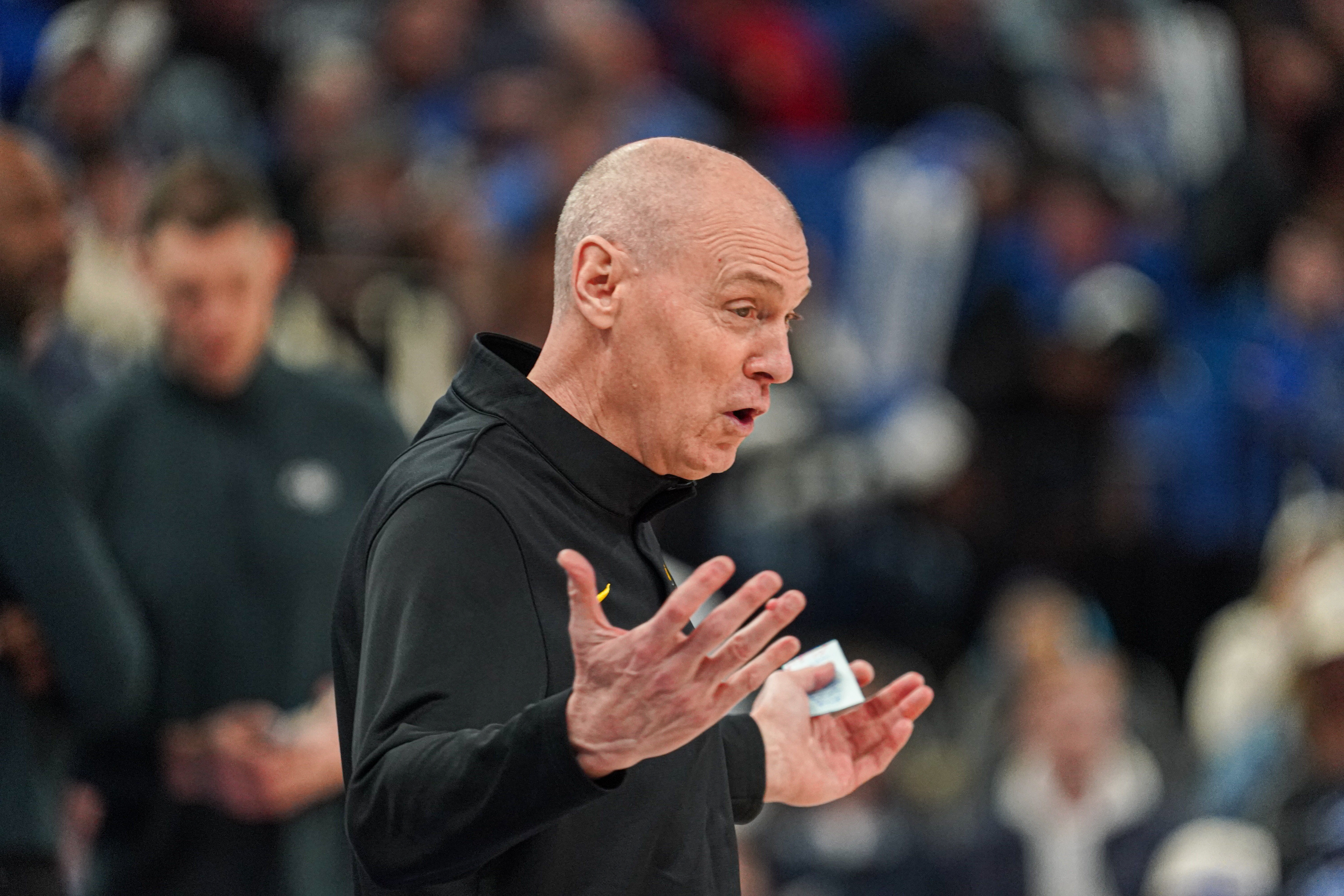 卡莱尔：为我们的队员高兴 这个赛季很艰难 与他们并肩作战很开心