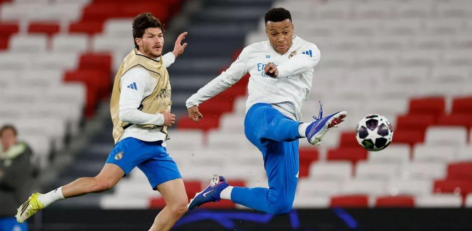 开云-世体：皇马在光明球场进行训练，姆巴佩确认身体状态可以首发