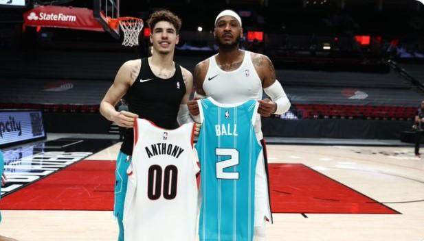 kaiyun-两代“Melo”交换球衣 对垒青年才俊成甜瓜最大享受